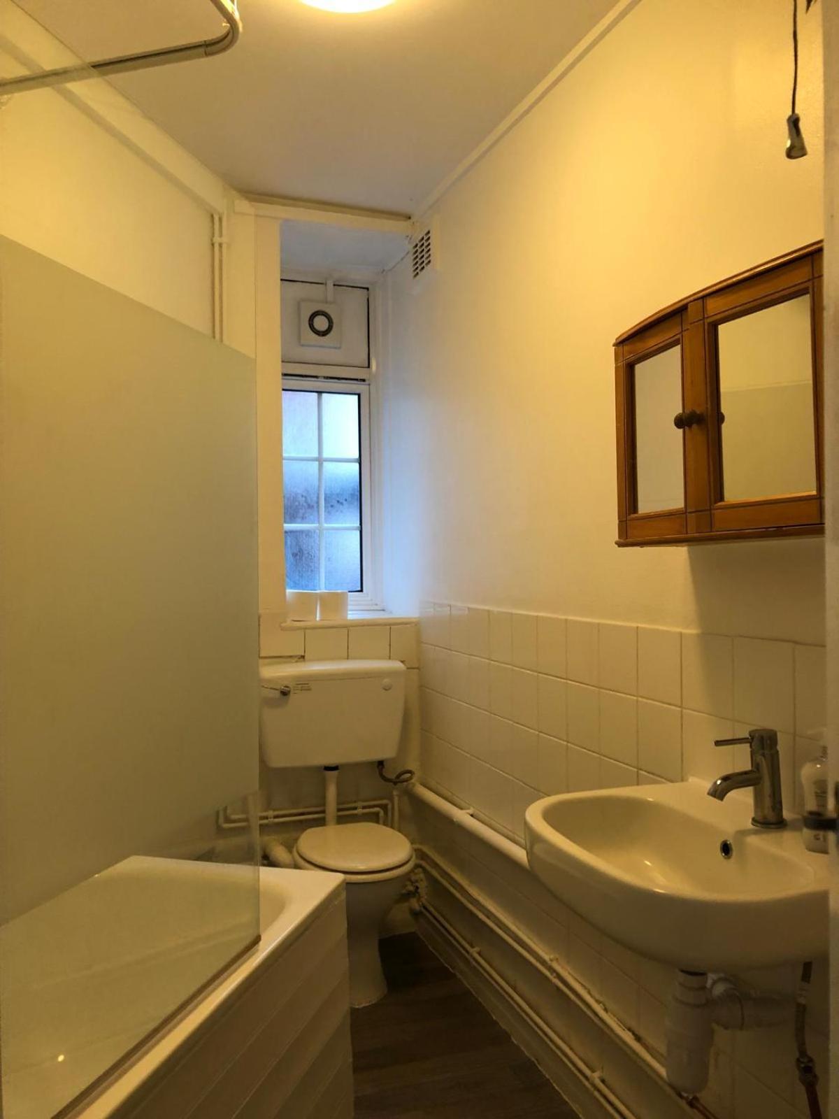 Homestay Comfy Private Bedrooms Near O2 Forum Kentish Town, Camden London